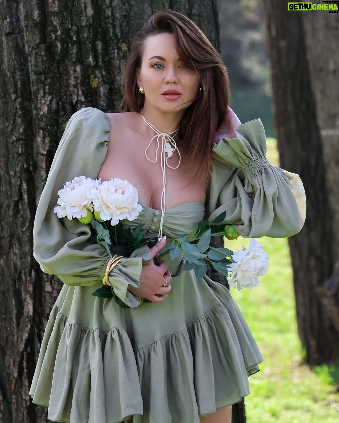Anna Salivanchuk - 37.5K Likes - 5 кращих ідей у світі ♥️Закон Мерфі
✅Чим більше ти боїшся, тим з більшою ймовірністю це станеться.
♥️Закон Кідліна
✅Якщо ти можеш чітко сформулювати свою проблему, то ти вже на шляху до її вирішення.
♥️Закон Гілберта
✅ Найбільша проблема в роботі – це те, що ніхто не каже, що саме потрібно робити.
♥️Закон Уолслна
✅ Якщо ти завжди ставиш інформацію та інтелект на перше місце, то гроші приходитимуть до тебе.
♥️Закон Фолкленда
✅ Коли тобі не потрібно ухвалювати рішення, просто не ухвалюй його.
Яка ідея найбільше сподобалась вам?
Фото @baki.anastasia
Сукня @milirud_official