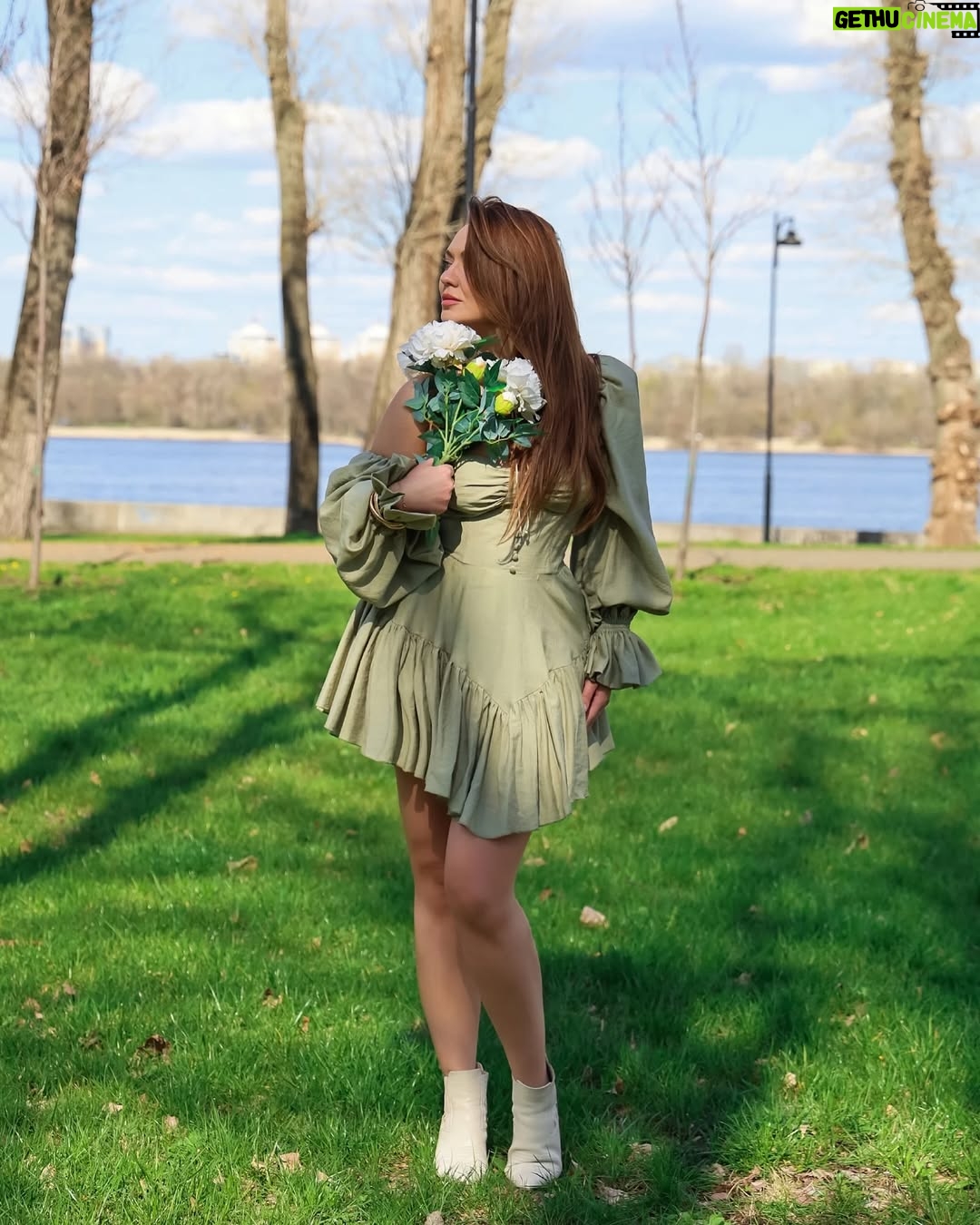 Anna Salivanchuk - 37.5K Likes - 5 кращих ідей у світі ♥️Закон Мерфі
✅Чим більше ти боїшся, тим з більшою ймовірністю це станеться.
♥️Закон Кідліна
✅Якщо ти можеш чітко сформулювати свою проблему, то ти вже на шляху до її вирішення.
♥️Закон Гілберта
✅ Найбільша проблема в роботі – це те, що ніхто не каже, що саме потрібно робити.
♥️Закон Уолслна
✅ Якщо ти завжди ставиш інформацію та інтелект на перше місце, то гроші приходитимуть до тебе.
♥️Закон Фолкленда
✅ Коли тобі не потрібно ухвалювати рішення, просто не ухвалюй його.
Яка ідея найбільше сподобалась вам?
Фото @baki.anastasia
Сукня @milirud_official