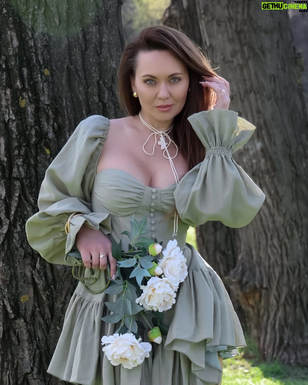 Anna Salivanchuk - 37.5K Likes - 5 кращих ідей у світі ♥️Закон Мерфі
✅Чим більше ти боїшся, тим з більшою ймовірністю це станеться.
♥️Закон Кідліна
✅Якщо ти можеш чітко сформулювати свою проблему, то ти вже на шляху до її вирішення.
♥️Закон Гілберта
✅ Найбільша проблема в роботі – це те, що ніхто не каже, що саме потрібно робити.
♥️Закон Уолслна
✅ Якщо ти завжди ставиш інформацію та інтелект на перше місце, то гроші приходитимуть до тебе.
♥️Закон Фолкленда
✅ Коли тобі не потрібно ухвалювати рішення, просто не ухвалюй його.
Яка ідея найбільше сподобалась вам?
Фото @baki.anastasia
Сукня @milirud_official