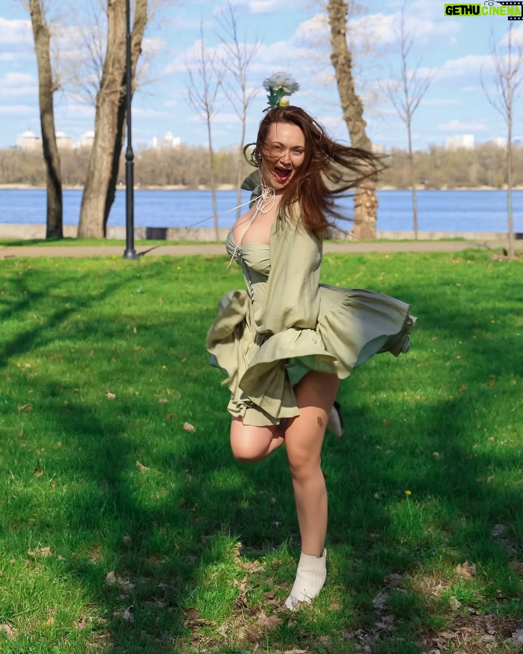 Anna Salivanchuk - 37.5K Likes - 5 кращих ідей у світі ♥️Закон Мерфі
✅Чим більше ти боїшся, тим з більшою ймовірністю це станеться.
♥️Закон Кідліна
✅Якщо ти можеш чітко сформулювати свою проблему, то ти вже на шляху до її вирішення.
♥️Закон Гілберта
✅ Найбільша проблема в роботі – це те, що ніхто не каже, що саме потрібно робити.
♥️Закон Уолслна
✅ Якщо ти завжди ставиш інформацію та інтелект на перше місце, то гроші приходитимуть до тебе.
♥️Закон Фолкленда
✅ Коли тобі не потрібно ухвалювати рішення, просто не ухвалюй його.
Яка ідея найбільше сподобалась вам?
Фото @baki.anastasia
Сукня @milirud_official