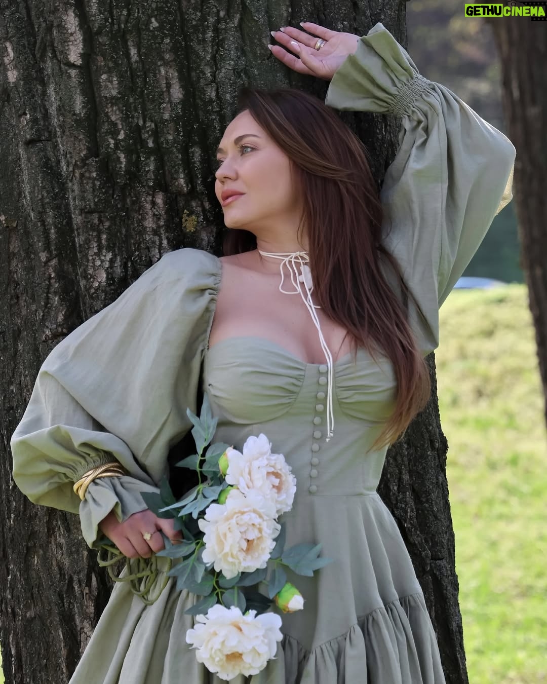 Anna Salivanchuk - 37.5K Likes - 5 кращих ідей у світі ♥️Закон Мерфі
✅Чим більше ти боїшся, тим з більшою ймовірністю це станеться.
♥️Закон Кідліна
✅Якщо ти можеш чітко сформулювати свою проблему, то ти вже на шляху до її вирішення.
♥️Закон Гілберта
✅ Найбільша проблема в роботі – це те, що ніхто не каже, що саме потрібно робити.
♥️Закон Уолслна
✅ Якщо ти завжди ставиш інформацію та інтелект на перше місце, то гроші приходитимуть до тебе.
♥️Закон Фолкленда
✅ Коли тобі не потрібно ухвалювати рішення, просто не ухвалюй його.
Яка ідея найбільше сподобалась вам?
Фото @baki.anastasia
Сукня @milirud_official