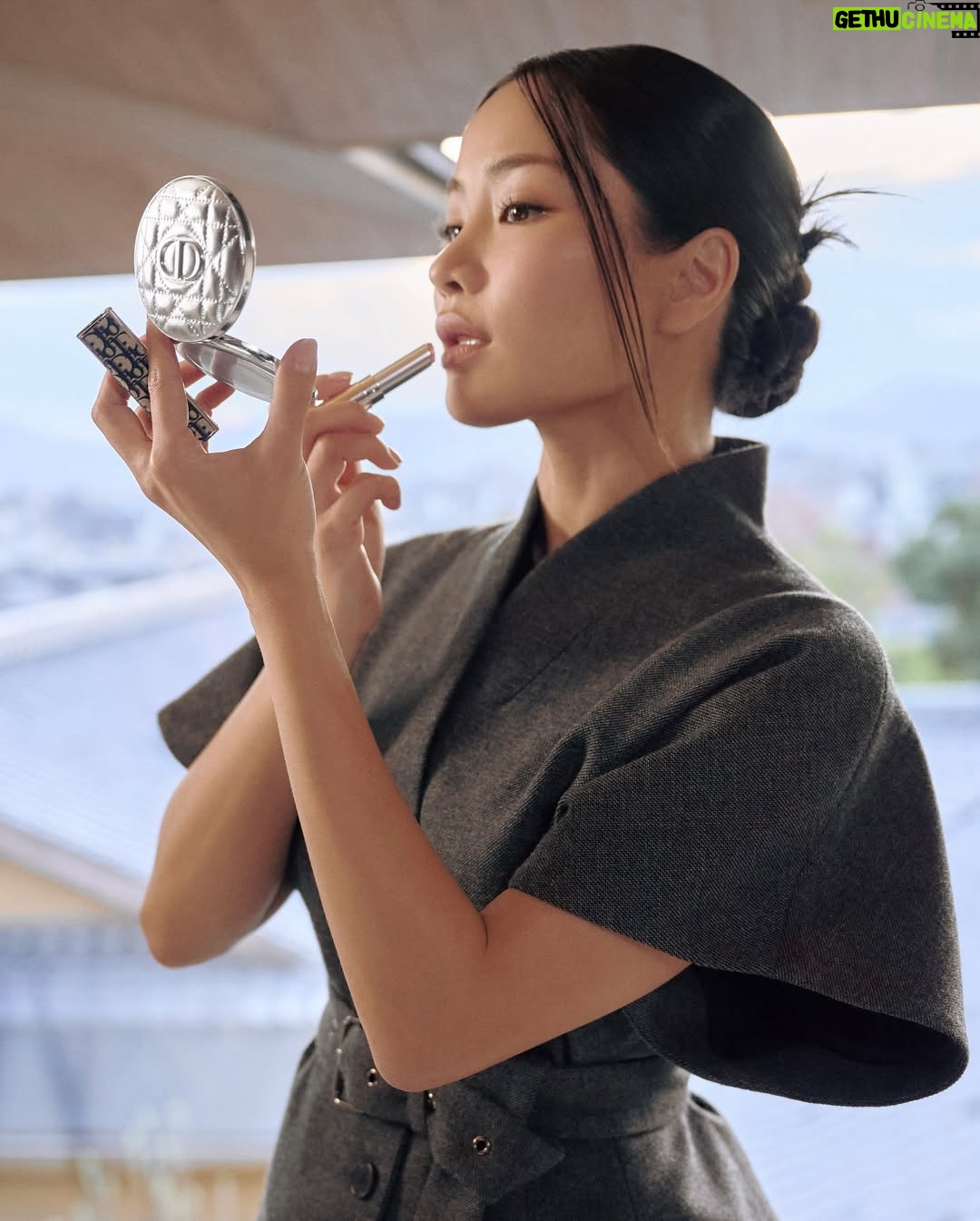 Anna Sawai - 69.3K Likes - One of the special guests at Tuesday’s #DiorFall25 by @MariaGraziaChiuri collection unveiling, see some snapshots from Dior ambassador @AnnaSawai’s time spent in Kyoto, where she alternated the calm taking of tea with exploring the city and uncovering its reputation as a repository for traditional Japanese savoir-faire, culminating in perfecting her @DiorBeauty look in time to take her front-row seat at the show.
@Anna_Miyoshi