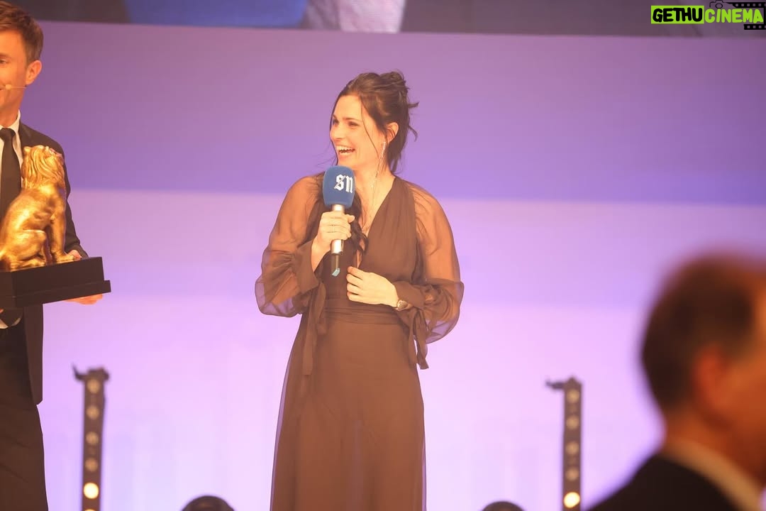 Anna Veith - 16.6K Likes - Still overwhelmed 🥹
Receiving the Lifetime Award at the Leonidas Gala yesterday means more than I can put into words. It’s not just about sport. It’s about the people, the journey, the growth. To everyone who supported me, held me up in tough moments, and kept me going – thank you. And to you, Lara – I’m so thankful for all that we’ve shared and still will. ⛷️
The end of a career is never the end of a passion. It’s just a new chapter. 💗 Grateful beyond words. 💫
Congratulations to all award winners 🦁
📸 by @salzburgernachrichten
👗 @femmemaison.official / @corneliatmntz
#leonidasgala #lifetimeachievement #ski #passion #grateful #Audi