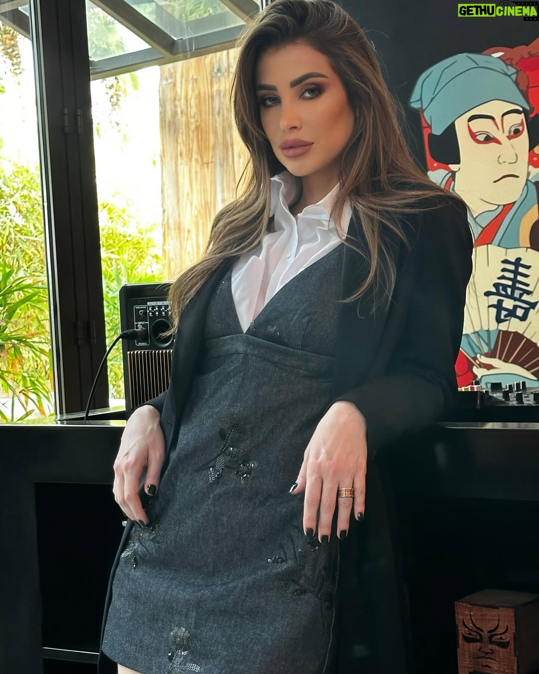 Annabella Hilal - 64.9K Likes - Is it too early to start wearing coats in Dubai? ❄️
In full @zara
Hair & makeup @laloge_uae