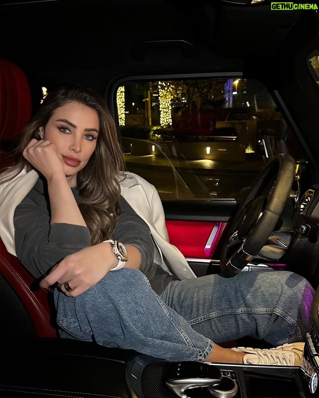 Annabella Hilal - 67.9K Likes - & we are off to another adventure ✈️ 🌏
In @aninebing via @etoilelaboutique
Shoes @bornoutsideitaly
Hair & makeup @laloge_uae