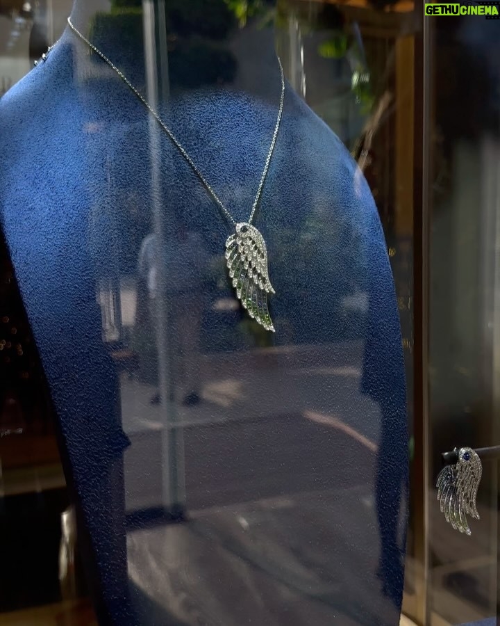 Annabella Hilal - 65.6K Likes - When they say diamonds are a girlās best friend š āØ
From my visit yesterday to @garrard ās stunning pop boutique at the Mandarin Oriental Jumeira, Dubai
The jewelry is exquisitely crafted, with impeccably cut diamonds that radiate brilliance, showcasing the true elegance of high jewelry
#GarrardIcon