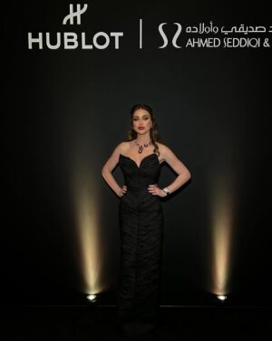 Annabella Hilal Instagram - Last night, unveiling 2 stunning timepieces- @hublot ‘s Classic Fusion Abudhabi Limited Edition.

Congratulations @hublotmea & @seddiqi_uae on this incredible launch

Thank you @marmarhalim for this beautiful dress 
& @bonja_by_anthonybonja for the stunning Jewelry ✨ 

Makeup by @shooq.beautyy 

Hair by @umsaeed.hair.styles