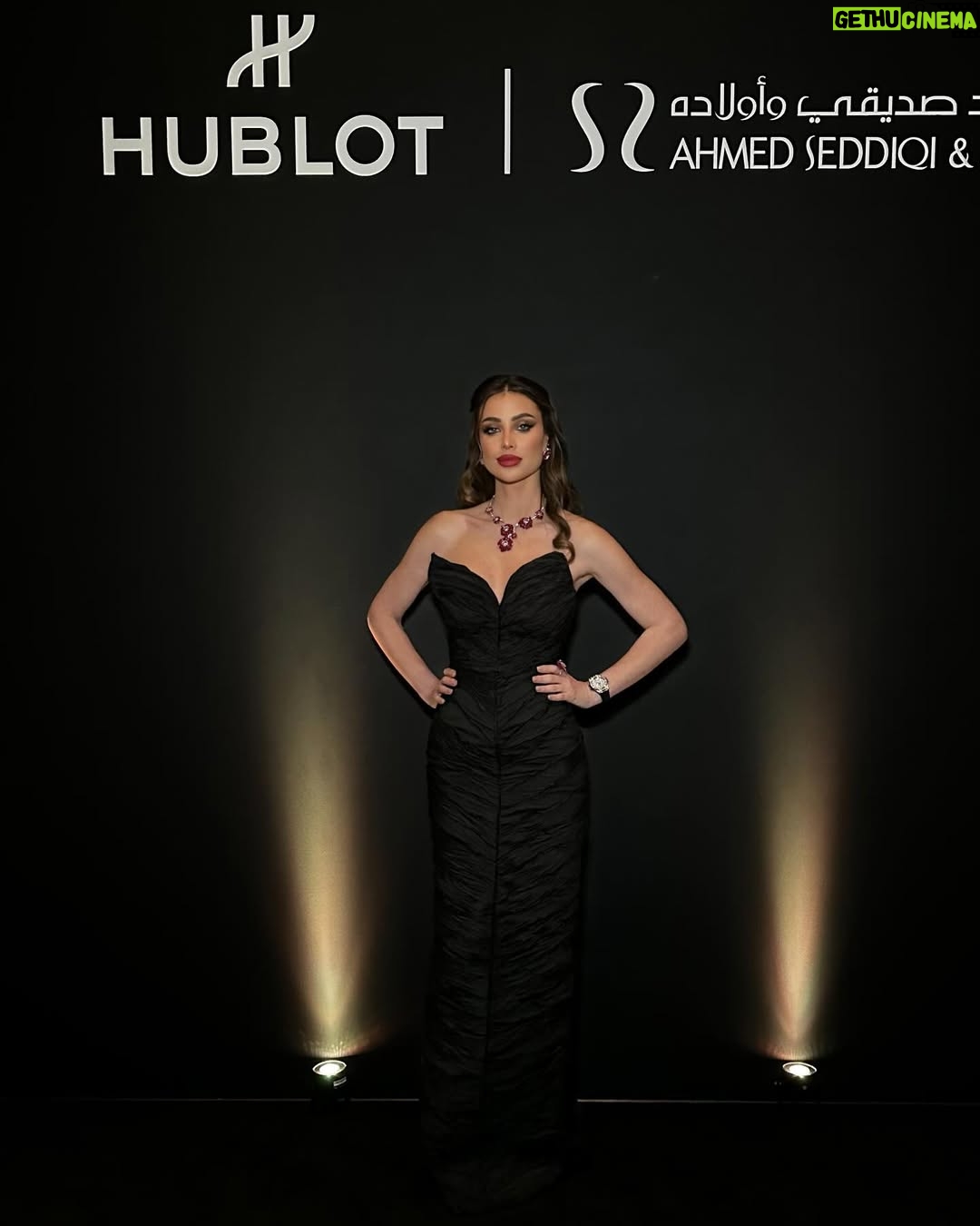 Annabella Hilal - 67.3K Likes - Last night, unveiling 2 stunning timepieces- @hublot ‘s Classic Fusion Abudhabi Limited Edition.
Congratulations @hublotmea & @seddiqi_uae on this incredible launch
Thank you @marmarhalim for this beautiful dress
& @bonja_by_anthonybonja for the stunning Jewelry ✨
Makeup by @shooq.beautyy
Hair by @umsaeed.hair.styles