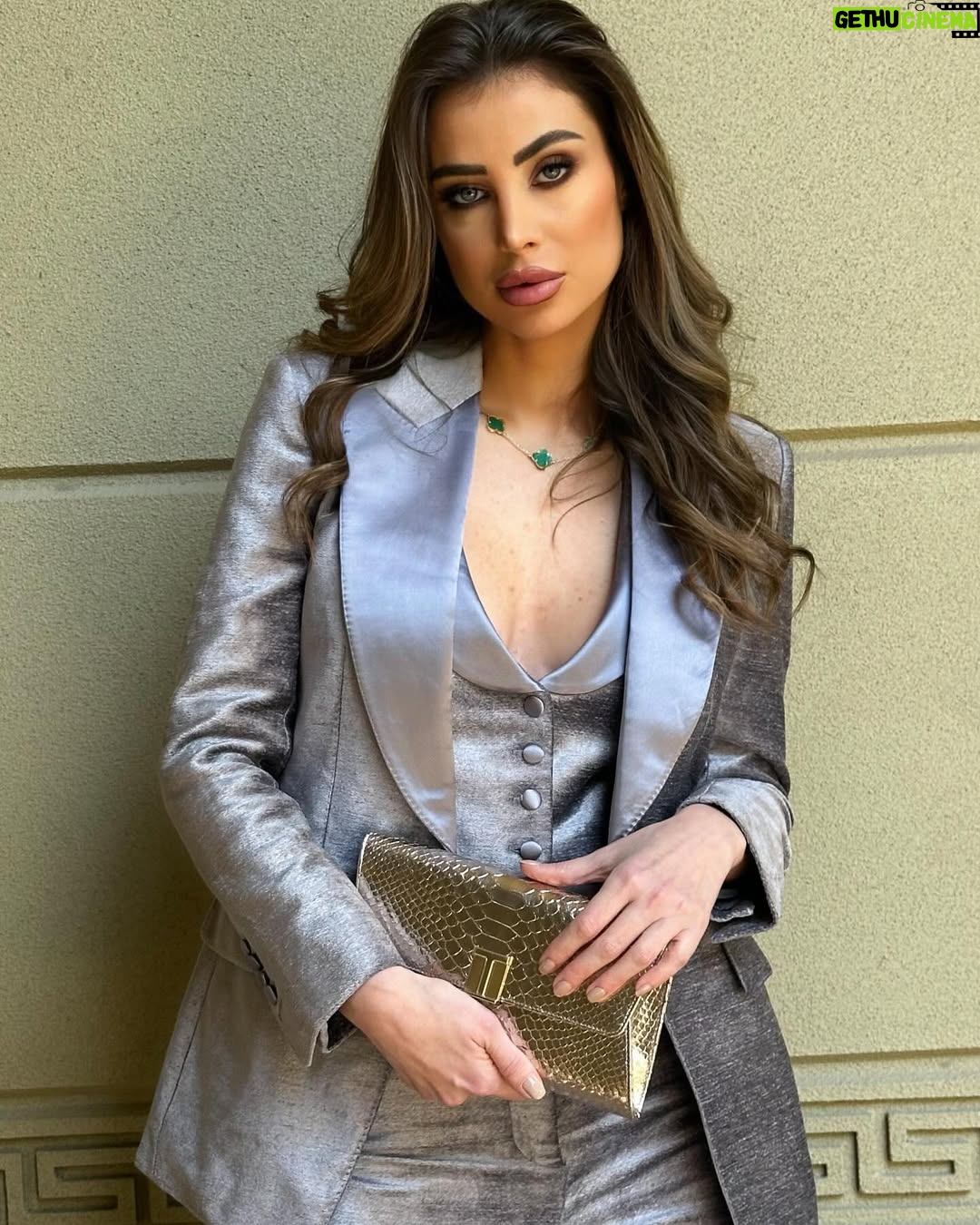 Annabella Hilal - 63.9K Likes - Back to business 🌪️
In @tomford
Hair & makeup @laloge_uae