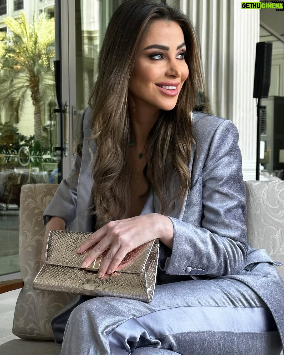 Annabella Hilal - 63.9K Likes - Back to business 🌪️
In @tomford
Hair & makeup @laloge_uae
