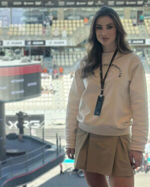 Annabella Hilal Instagram - F1- What an experience 🏎️ 🌪️ 

In @sportyandrich via @etoilelaboutique 

Hair & makeup @laloge_uae 
Watch @hublotmea @hublot 
@visitabudhabi @visitabudhabiar @yasisland @f1