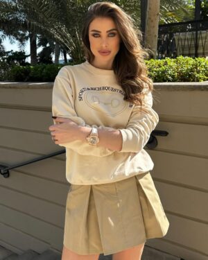 Annabella Hilal Instagram - F1- What an experience 🏎️ 🌪️ 

In @sportyandrich via @etoilelaboutique 

Hair & makeup @laloge_uae 
Watch @hublotmea @hublot 
@visitabudhabi @visitabudhabiar @yasisland @f1