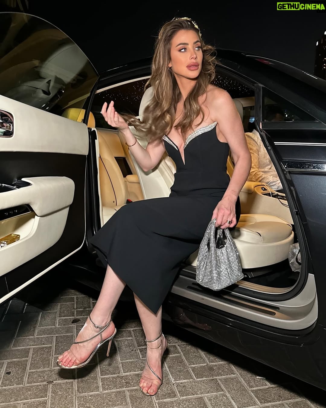 Annabella Hilal - 70.7K Likes - The one with the good music and a stunning black dress 💫
In @davidkomalondon via @bloomingdalesme
Shoes @gianvitorossi
Hair & makeup @laloge_uae