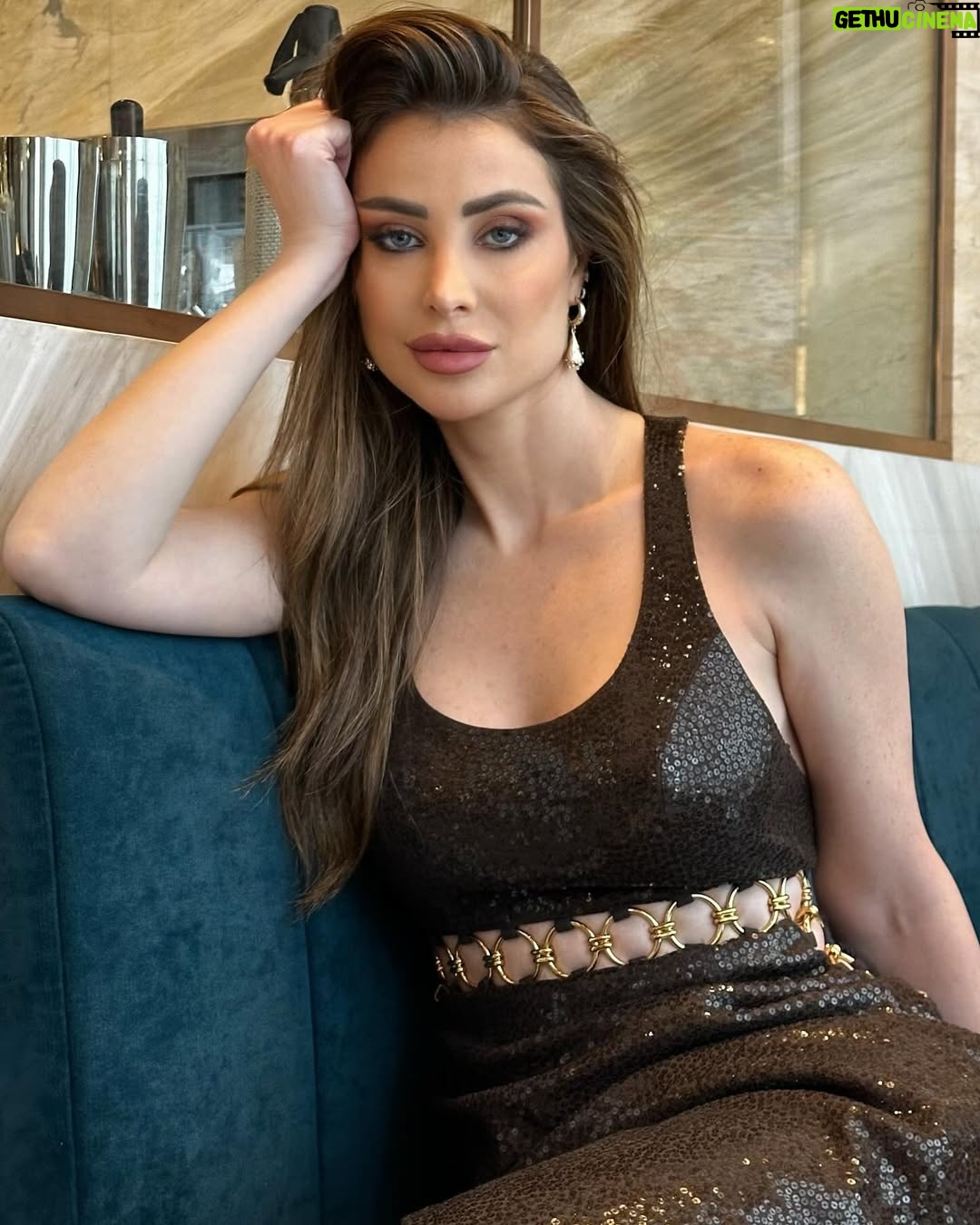 Annabella Hilal - 68.3K Likes - Recently 🤎
Which look from my @michaelkors picks do you like more? Let me know ✨
Hair & makeup @laloge_uae