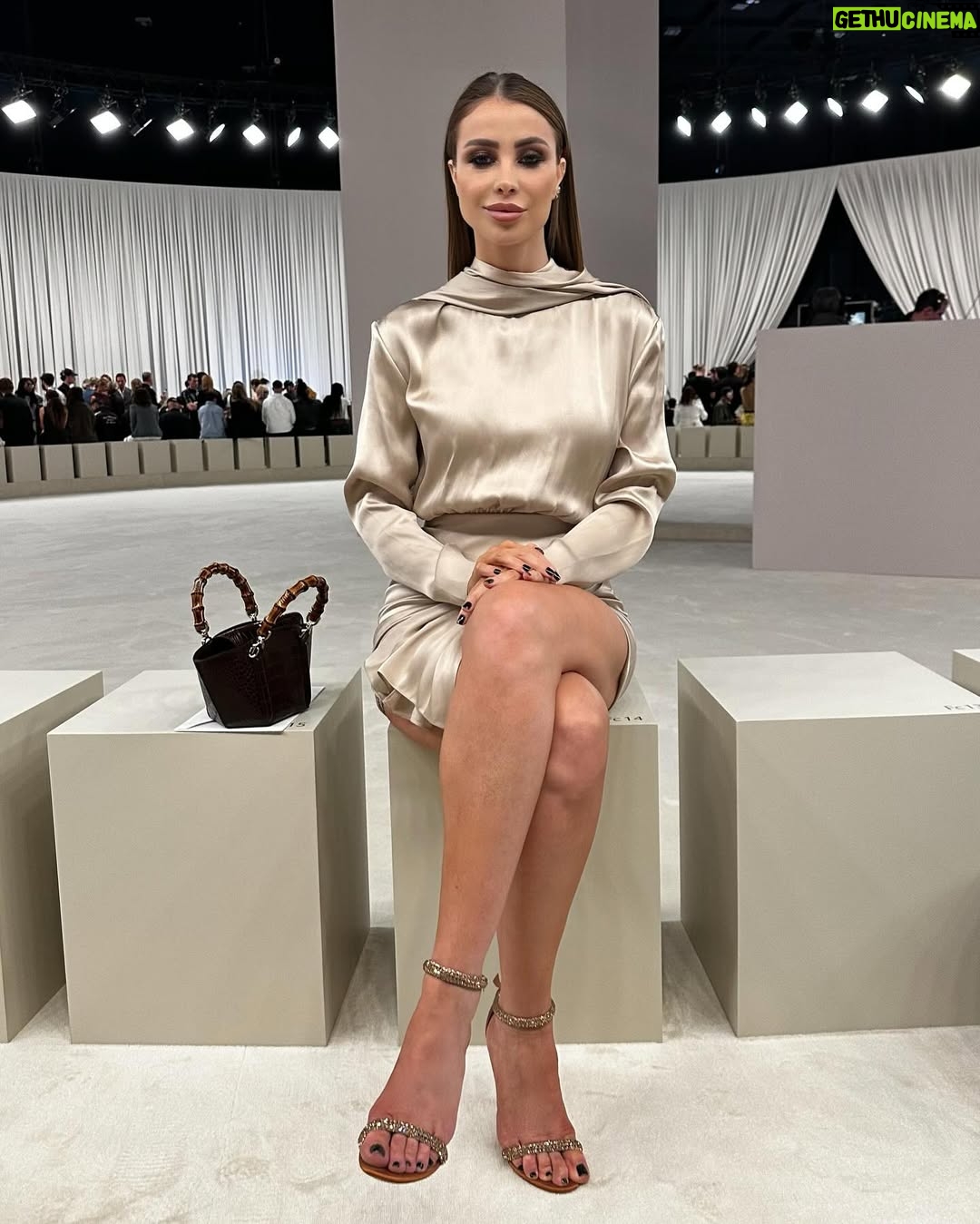 Annabella Hilal - 66.7K Likes - Directly from the favorites folder 📁
In @magdabutrym via @bloomingdalesme
Bag @gucci
Shoes @lesilla
Makeup @maccosmeticsmiddleeast