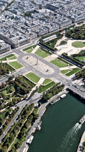 Anne Hidalgo Instagram - Magnifiée tout au long des Jeux de Paris, la place de la Concorde va retrouver son éclat historique !

En préservant ses perspectives, sa symétrie d’origine et son patrimoine architectural exceptionnel, le projet lauréat concilie richesse patrimoniale et adaptation écologique de la place de la Concorde. Il fait rimer humilité, audace et ambition.

La restauration patrimoniale exceptionnelle qui est prévue s’accompagne aussi d’un retour de la nature. 2,8 hectares d’espaces verts avec de larges pelouses seront créés, et au moins 131 arbres seront plantés. Les anciens fossés seront restitués, et végétalisés.

Ces transformations réduiront la chaleur en été de près de 8,5°C.

66% de la place sera rendue aux piétons, aux promeneurs, et à tous les admiratrices et admirateurs de ce lieu magnifique. 

La Seine retrouvera d'ailleurs son lien naturel avec la place de la Concorde. Une terrasse permettra de surplomber le fleuve, et un escalier d’en rejoindre les quais.

Au lendemain des Jeux, nous continuons d’inventer le futur en préservant et en embelissant notre  patrimoine exceptionnel. J’en suis très fière. 

Félicitations à Philippe Prost, architecte du patrimoine, Grand Prix National d’architecture en 2022 et à Bruel Delmar pour ce projet magnifique qui va transformer le coeur de Paris.

📷 Philippe Prost, architecte/AAPP © Jeudi Wang © adagp,2025