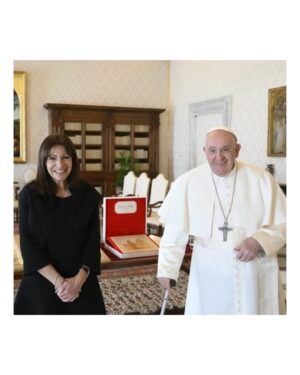 Anne Hidalgo Instagram - C’est avec une profonde tristesse et une vive émotion que je viens d’apprendre la disparition du pape François.

En ces heures de deuil, j’adresse mes sincères condoléances aux catholiques de Paris, de France et du monde entier qui aujourd’hui le pleurent. Que son message universel continue d’inspirer les générations à venir.

Afin d’honorer sa mémoire, la Tour Eiffel sera éteinte ce soir et je proposerai qu’un lieu, à Paris, porte son nom.