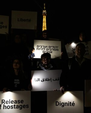 Anne Hidalgo Instagram - Hier soir, la Tour Eiffel a fait briller le mot paix, en français, en anglais, en hébreu et en arabe.

Un symbole fort depuis Paris, capitale des droits humains. Que ce message soit un phare dans le combat universel pour la paix.

La paix est la seule voie possible, la seule voie durable.

- @guerrieres_paix_mvt

📷 Guillaume Bontemps