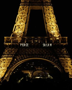 Anne Hidalgo Instagram - Hier soir, la Tour Eiffel a fait briller le mot paix, en français, en anglais, en hébreu et en arabe.

Un symbole fort depuis Paris, capitale des droits humains. Que ce message soit un phare dans le combat universel pour la paix.

La paix est la seule voie possible, la seule voie durable.

- @guerrieres_paix_mvt

📷 Guillaume Bontemps