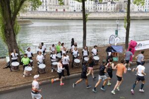 Anne Hidalgo Instagram - Depuis ce matin, vous êtes plus de 56 000 coureuses et coureurs dans nos rues pour le Marathon de Paris !

Bravo à toutes et à tous !

📸 Henri Garat/Ville de Paris