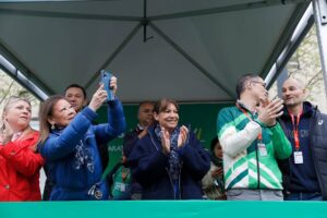 Anne Hidalgo Instagram - Depuis ce matin, vous êtes plus de 56 000 coureuses et coureurs dans nos rues pour le Marathon de Paris !

Bravo à toutes et à tous !

📸 Henri Garat/Ville de Paris