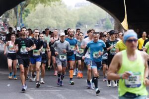 Anne Hidalgo Instagram - Depuis ce matin, vous êtes plus de 56 000 coureuses et coureurs dans nos rues pour le Marathon de Paris !

Bravo à toutes et à tous !

📸 Henri Garat/Ville de Paris