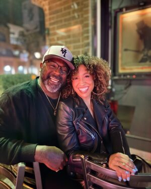 Annie Ilonzeh Instagram - We screened the pilot here back in 2017. It’s become our spot for so many @swatcbs watch parties. 📺🎉

Last night, we packed the same place with our cast, crew, writers, PAs, and friends to watch what could be one of our last episodes together. 

This show gave us so much. Grateful for the memories, laughs, good times, and good pizza. 🎸🍕🎬🖤

#SWATFam #RocknPies #20Squad #RollSWAT