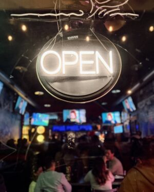 Annie Ilonzeh Instagram - We screened the pilot here back in 2017. It’s become our spot for so many @swatcbs watch parties. 📺🎉

Last night, we packed the same place with our cast, crew, writers, PAs, and friends to watch what could be one of our last episodes together. 

This show gave us so much. Grateful for the memories, laughs, good times, and good pizza. 🎸🍕🎬🖤

#SWATFam #RocknPies #20Squad #RollSWAT
