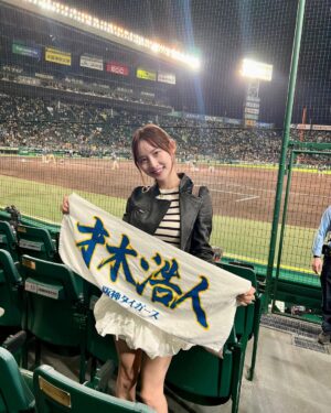 Anon Instagram - 初甲子園⚾️
お友達に誘ってもらって行ってきたー！
甲子園カレーとジャンボ焼き鳥とチュリトス食べて観戦‎⌣̈👍🏻 ̖́-‬‎
タイガース🐯

 #甲子園  #阪神タイガース  #野球 最高