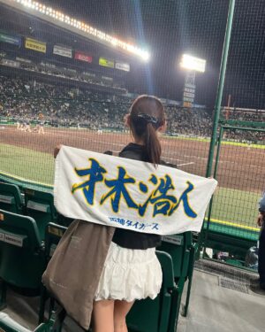Anon Instagram - 初甲子園⚾️
お友達に誘ってもらって行ってきたー！
甲子園カレーとジャンボ焼き鳥とチュリトス食べて観戦‎⌣̈👍🏻 ̖́-‬‎
タイガース🐯

 #甲子園  #阪神タイガース  #野球 最高
