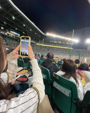 Anon Instagram - 初甲子園⚾️
お友達に誘ってもらって行ってきたー！
甲子園カレーとジャンボ焼き鳥とチュリトス食べて観戦‎⌣̈👍🏻 ̖́-‬‎
タイガース🐯

 #甲子園  #阪神タイガース  #野球 最高