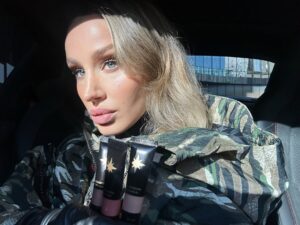 Anouki Kaladze Instagram - Sun-Kissed Bronze 🫀

Glow to the skin while hydrating over time🔮