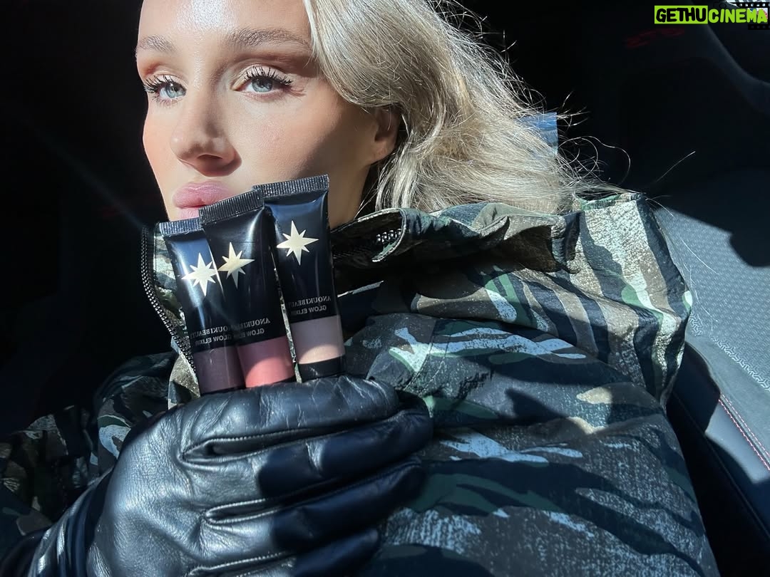 Anouki Kaladze - 3 Likes - Sun-Kissed Bronze 🫀
Glow to the skin while hydrating over time🔮