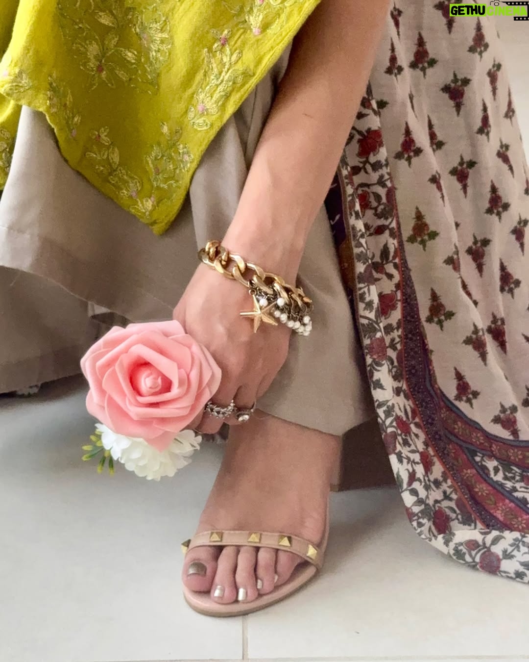 Anoushay Abbasi - 9.7K Likes - Eid Mubarak! ✨
- Eid first day is not the same without my family but i still got dressed and made it to instagram lol i’m super proud of myself because the spirit is still alive and thats what matters.
I miss my family and all my friends in Pakistan ♥️