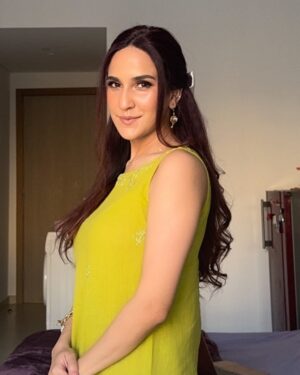 Anoushay Abbasi Instagram - Eid Mubarak! ✨ 

- Eid first day is not the same without my family but i still got dressed and made it to instagram lol i’m super proud of myself because the spirit is still alive and thats what matters.

I miss my family and all my friends in Pakistan ♥️