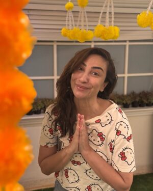Anoushey Ashraf Instagram - A lil bit of Feb/March and April ♥️
#instamood 

1. Always ruining my TikTok’s but I secretly love it. 
2. Goat’s milk soaps are my new thanggg 🧼 
3. Yummy in my tummy! 
4. Hey Mr Dj! 
5. Breathe, relax and be grateful 🧘‍♀️ 
6. Selfie 
7. Ambani Khatoon 💰 💰 
8. Ammarriiiii 
9. Golden Girls 
10. Iftars and suhoors 
11. Eid with mum and Dad 😍
12. Birds of a Feather 🪶 
13. Always on wait 
14.  English springer spaniel cow 🐄 
15. What is this boy? 
16. Roger!! 🐶 
17. Eid Mubarak 🌙 
18. Roger again 
19. Family ♥️ 
20. Friends like family!