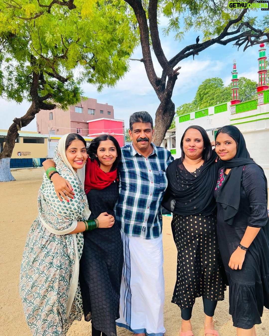 Anshita Akbarsha - 57.5K Likes - “Treat your family like friends and your friends like family.”🧿🙌🏻
@neethu_sumi, @anzil_gulami, @sinasinath, @dhulkargulami, @saji__am, @nera_lu_ne_, @shamla_shamla4, @_rashiiiiihh, @raziiihhh, @_far_s_ana__