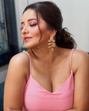 Antara Biswas Instagram - Pinkalicous Vibes 💕💖💓💞💘…. #aboutlastnight #phodcastwithelvish 

Managed by: @riyashhh269 
Hairstyling: @shab_qureshi786 
Mua: @makeupbyshahrooq 
Assisted by : @deepakpathak663