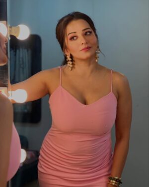 Antara Biswas Instagram - Pinkalicous Vibes 💕💖💓💞💘…. #aboutlastnight #phodcastwithelvish 

Managed by: @riyashhh269 
Hairstyling: @shab_qureshi786 
Mua: @makeupbyshahrooq 
Assisted by : @deepakpathak663