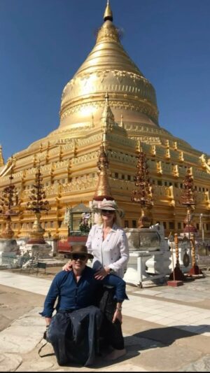 Antonella Clerici Instagram - Il più bel viaggio della mia vita è stato il Myanmar. Indimenticabile soprattutto il popolo, meraviglioso, generoso nella povertà, solidale, buono. Privato della sua libertà con la terribile guerra civile, dimenticato dai potenti della terra. E adesso questa immane tragedia. Per quanto poco conti, il mio cuore e’ con loro💔 #myanmar #birmania#terremoto @vittorio_garrone @theint741