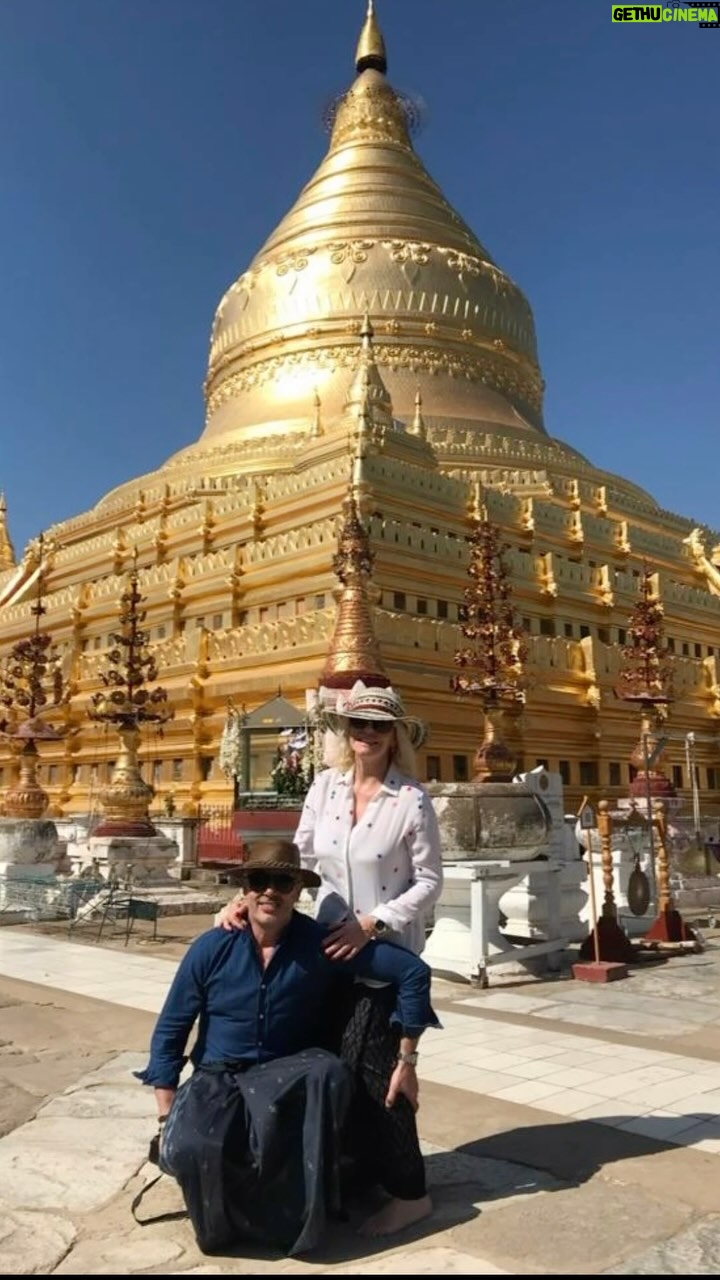 Antonella Clerici - 25.3K Likes - Il più bel viaggio della mia vita è stato il Myanmar. Indimenticabile soprattutto il popolo, meraviglioso, generoso nella povertà, solidale, buono. Privato della sua libertà con la terribile guerra civile, dimenticato dai potenti della terra. E adesso questa immane tragedia. Per quanto poco conti, il mio cuore e’ con loro💔 #myanmar #birmania#terremoto @vittorio_garrone @theint741