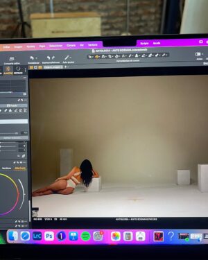 Antonia Bosman Instagram - al fin, después de muchísimo tiempo trabajando en este proyecto, NACIÓ ANTOLOGÍA 😭🥹🌟💐 y yo solo quiero agradecer🤍 

Primero, gracias a este, mi primer álbum, que transformó un momento de oscuridad en uno lleno de luz. Me ayudó a crecer, a entender muchas cosas y a volver a creer en mi con más fuerzas que nunca. GRACIAS ANTOLOGÍA POR TANTO 💘

Gracias infinitas a mi equipo. Nada de esto habría sido posible sin ustedes. Gracias por creer en mi y en mi proyecto. Gracias por darlo todo y además, hacerlo siempre con amor y profesionalismo. Son mi familia y sé que llegaremos tan lejos como nosotros queramos! 💐

Gracias a mi familia y amigos que son realmente incondicionales. Siempre con una palabra de aliento y amor. Gracias por creer en mi (a veces incluso más que yo misma) LOS AMO INFINITO 🌟

Gracias a mis fans y a todo aquel que se da el tiempo de escuchar mi música. Sin ustedes, literal, no podría seguir. Son mi impulso constante a seguir luchando por mis sueños. GRACIAS! 💐

Gracias a todo aquel que ha sido parte de este hermoso álbum aportando su talento y luz 🌟

Y por último, gracias a mi. Por ser perseverante y trabajadora. Por nunca bajarle. Por ser soñadora. Me agradezco por elegir creer en mi día a día y luchar por mis sueños cueste lo que cueste. Me siento muy orgullosa de la mujer y artista que soy hoy 🤍

SIGAN ESUCHANDO ANTOLOGÍA! 💐💐💐💐
