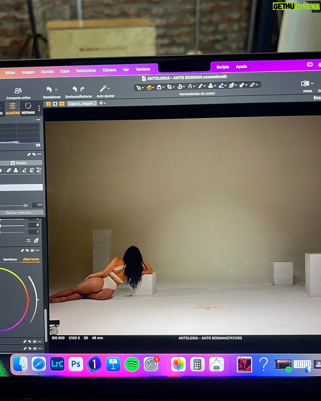 Antonia Bosman - 8.6K Likes - al fin, después de muchísimo tiempo trabajando en este proyecto, NACIÓ ANTOLOGÍA 😭🥹🌟💐 y yo solo quiero agradecer🤍 

Primero, gracias a este, mi primer álbum, que transformó un momento de oscuridad en uno lleno de luz. Me ayudó a crecer, a entender muchas cosas y a volver a creer en mi con más fuerzas que nunca. GRACIAS ANTOLOGÍA POR TANTO 💘

Gracias infinitas a mi equipo. Nada de esto habría sido posible sin ustedes. Gracias por creer en mi y en mi proyecto. Gracias por darlo todo y además, hacerlo siempre con amor y profesionalismo. Son mi familia y sé que llegaremos tan lejos como nosotros queramos! 💐

Gracias a mi familia y amigos que son realmente incondicionales. Siempre con una palabra de aliento y amor. Gracias por creer en mi (a veces incluso más que yo misma) LOS AMO INFINITO 🌟

Gracias a mis fans y a todo aquel que se da el tiempo de escuchar mi música. Sin ustedes, literal, no podría seguir. Son mi impulso constante a seguir luchando por mis sueños. GRACIAS! 💐

Gracias a todo aquel que ha sido parte de este hermoso álbum aportando su talento y luz 🌟

Y por último, gracias a mi. Por ser perseverante y trabajadora. Por nunca bajarle. Por ser soñadora. Me agradezco por elegir creer en mi día a día y luchar por mis sueños cueste lo que cueste. Me siento muy orgullosa de la mujer y artista que soy hoy 🤍

SIGAN ESUCHANDO ANTOLOGÍA! 💐💐💐💐