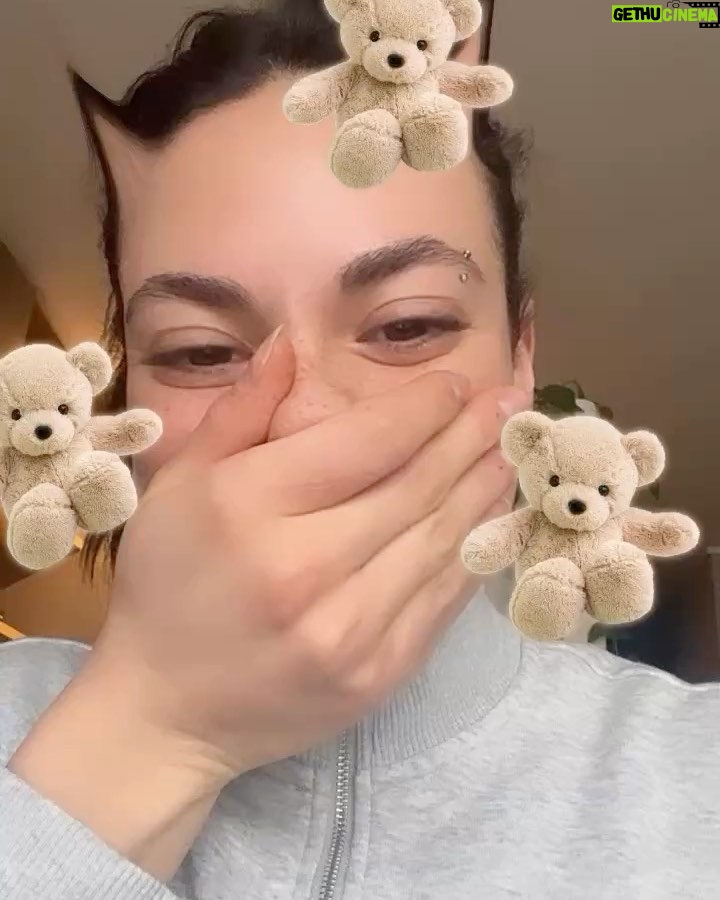 Antonia Bosman - 8.6K Likes - al fin, después de muchísimo tiempo trabajando en este proyecto, NACIÓ ANTOLOGÍA 😭🥹🌟💐 y yo solo quiero agradecer🤍 

Primero, gracias a este, mi primer álbum, que transformó un momento de oscuridad en uno lleno de luz. Me ayudó a crecer, a entender muchas cosas y a volver a creer en mi con más fuerzas que nunca. GRACIAS ANTOLOGÍA POR TANTO 💘

Gracias infinitas a mi equipo. Nada de esto habría sido posible sin ustedes. Gracias por creer en mi y en mi proyecto. Gracias por darlo todo y además, hacerlo siempre con amor y profesionalismo. Son mi familia y sé que llegaremos tan lejos como nosotros queramos! 💐

Gracias a mi familia y amigos que son realmente incondicionales. Siempre con una palabra de aliento y amor. Gracias por creer en mi (a veces incluso más que yo misma) LOS AMO INFINITO 🌟

Gracias a mis fans y a todo aquel que se da el tiempo de escuchar mi música. Sin ustedes, literal, no podría seguir. Son mi impulso constante a seguir luchando por mis sueños. GRACIAS! 💐

Gracias a todo aquel que ha sido parte de este hermoso álbum aportando su talento y luz 🌟

Y por último, gracias a mi. Por ser perseverante y trabajadora. Por nunca bajarle. Por ser soñadora. Me agradezco por elegir creer en mi día a día y luchar por mis sueños cueste lo que cueste. Me siento muy orgullosa de la mujer y artista que soy hoy 🤍

SIGAN ESUCHANDO ANTOLOGÍA! 💐💐💐💐