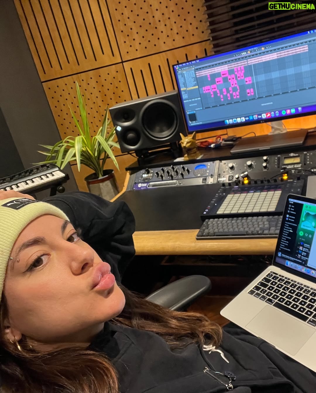 Antonia Bosman - 8.6K Likes - al fin, después de muchísimo tiempo trabajando en este proyecto, NACIÓ ANTOLOGÍA 😭🥹🌟💐 y yo solo quiero agradecer🤍 

Primero, gracias a este, mi primer álbum, que transformó un momento de oscuridad en uno lleno de luz. Me ayudó a crecer, a entender muchas cosas y a volver a creer en mi con más fuerzas que nunca. GRACIAS ANTOLOGÍA POR TANTO 💘

Gracias infinitas a mi equipo. Nada de esto habría sido posible sin ustedes. Gracias por creer en mi y en mi proyecto. Gracias por darlo todo y además, hacerlo siempre con amor y profesionalismo. Son mi familia y sé que llegaremos tan lejos como nosotros queramos! 💐

Gracias a mi familia y amigos que son realmente incondicionales. Siempre con una palabra de aliento y amor. Gracias por creer en mi (a veces incluso más que yo misma) LOS AMO INFINITO 🌟

Gracias a mis fans y a todo aquel que se da el tiempo de escuchar mi música. Sin ustedes, literal, no podría seguir. Son mi impulso constante a seguir luchando por mis sueños. GRACIAS! 💐

Gracias a todo aquel que ha sido parte de este hermoso álbum aportando su talento y luz 🌟

Y por último, gracias a mi. Por ser perseverante y trabajadora. Por nunca bajarle. Por ser soñadora. Me agradezco por elegir creer en mi día a día y luchar por mis sueños cueste lo que cueste. Me siento muy orgullosa de la mujer y artista que soy hoy 🤍

SIGAN ESUCHANDO ANTOLOGÍA! 💐💐💐💐