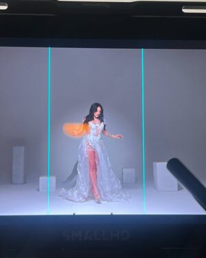 Antonia Bosman Instagram - al fin, después de muchísimo tiempo trabajando en este proyecto, NACIÓ ANTOLOGÍA 😭🥹🌟💐 y yo solo quiero agradecer🤍 

Primero, gracias a este, mi primer álbum, que transformó un momento de oscuridad en uno lleno de luz. Me ayudó a crecer, a entender muchas cosas y a volver a creer en mi con más fuerzas que nunca. GRACIAS ANTOLOGÍA POR TANTO 💘

Gracias infinitas a mi equipo. Nada de esto habría sido posible sin ustedes. Gracias por creer en mi y en mi proyecto. Gracias por darlo todo y además, hacerlo siempre con amor y profesionalismo. Son mi familia y sé que llegaremos tan lejos como nosotros queramos! 💐

Gracias a mi familia y amigos que son realmente incondicionales. Siempre con una palabra de aliento y amor. Gracias por creer en mi (a veces incluso más que yo misma) LOS AMO INFINITO 🌟

Gracias a mis fans y a todo aquel que se da el tiempo de escuchar mi música. Sin ustedes, literal, no podría seguir. Son mi impulso constante a seguir luchando por mis sueños. GRACIAS! 💐

Gracias a todo aquel que ha sido parte de este hermoso álbum aportando su talento y luz 🌟

Y por último, gracias a mi. Por ser perseverante y trabajadora. Por nunca bajarle. Por ser soñadora. Me agradezco por elegir creer en mi día a día y luchar por mis sueños cueste lo que cueste. Me siento muy orgullosa de la mujer y artista que soy hoy 🤍

SIGAN ESUCHANDO ANTOLOGÍA! 💐💐💐💐