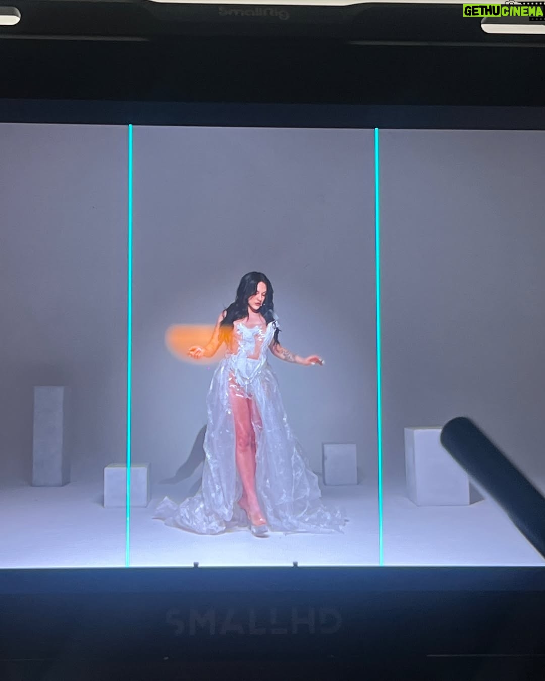 Antonia Bosman - 8.6K Likes - al fin, después de muchísimo tiempo trabajando en este proyecto, NACIÓ ANTOLOGÍA 😭🥹🌟💐 y yo solo quiero agradecer🤍 

Primero, gracias a este, mi primer álbum, que transformó un momento de oscuridad en uno lleno de luz. Me ayudó a crecer, a entender muchas cosas y a volver a creer en mi con más fuerzas que nunca. GRACIAS ANTOLOGÍA POR TANTO 💘

Gracias infinitas a mi equipo. Nada de esto habría sido posible sin ustedes. Gracias por creer en mi y en mi proyecto. Gracias por darlo todo y además, hacerlo siempre con amor y profesionalismo. Son mi familia y sé que llegaremos tan lejos como nosotros queramos! 💐

Gracias a mi familia y amigos que son realmente incondicionales. Siempre con una palabra de aliento y amor. Gracias por creer en mi (a veces incluso más que yo misma) LOS AMO INFINITO 🌟

Gracias a mis fans y a todo aquel que se da el tiempo de escuchar mi música. Sin ustedes, literal, no podría seguir. Son mi impulso constante a seguir luchando por mis sueños. GRACIAS! 💐

Gracias a todo aquel que ha sido parte de este hermoso álbum aportando su talento y luz 🌟

Y por último, gracias a mi. Por ser perseverante y trabajadora. Por nunca bajarle. Por ser soñadora. Me agradezco por elegir creer en mi día a día y luchar por mis sueños cueste lo que cueste. Me siento muy orgullosa de la mujer y artista que soy hoy 🤍

SIGAN ESUCHANDO ANTOLOGÍA! 💐💐💐💐