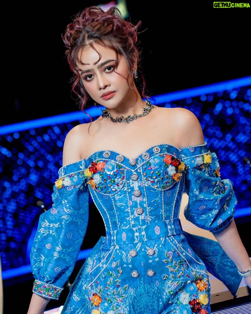 Aok Sokunkanha - 9.6K Likes - ឈុតហូលបែបសម័យ ជប់ត្រឹមតែមួយថ្ងៃ ដោយ sokchea_tailor
អរគុណបងប្អូនដែលបានទៅទស្សនាកាលពីយប់មិញ 💜
ជួបគ្នាវគ្គពាក់កណ្តាលផ្ដាច់ព្រត្រ័🫶🏻
ផាត់មុខដោយ: Nea Makeup Artist
ធ្វើសក់ដោយ: chhengkypich
ថតរូបដោយ: @Della
#Cambodianidolseason4 #liveshow #week5 #Aoksokunkanha
