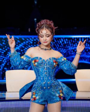 Aok Sokunkanha Instagram - ឈុតហូលបែបសម័យ ជប់ត្រឹមតែមួយថ្ងៃ ដោយ sokchea_tailor
អរគុណបងប្អូនដែលបានទៅទស្សនាកាលពីយប់មិញ 💜
ជួបគ្នាវគ្គពាក់កណ្តាលផ្ដាច់ព្រត្រ័🫶🏻
ផាត់មុខដោយ: Nea Makeup Artist
ធ្វើសក់ដោយ: chhengkypich
ថតរូបដោយ: @Della
 #Cambodianidolseason4 #liveshow #week5 #Aoksokunkanha