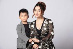 Aok Sokunkanha Instagram - រីករាយថ្ងៃកំណើតកូនមាសម្ដាយ🎂🥳🥳🥳 ឆ្នាំនេះកូនកាន់តែធំ Mommy និង Daddy កាន់តែរវល់ តែកូនក៏ត្រូវតែចម្រើនវ័យដោយសុខភាពល្អរឹងមាំ រស់នៅប្រកបដោយភាពជាអ្នកដឹកនាំ ដឹកនាំខ្លួនឯងដើរទៅដោយសេចក្ដីល្អ ឆ្លាតវៃ រៀនពូកែ 😘😘😘 
Love you so much my big boy 🥰🥰